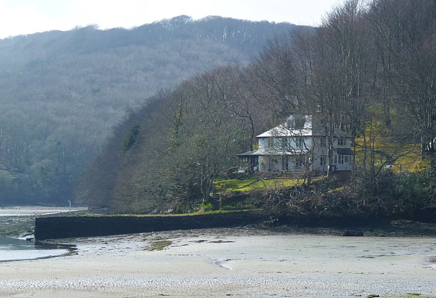 Looe house on the edge